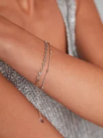 Brățară dublă cu bănuți din argint, cu un design delicat și elegant. Ideală pentru ținute moderne și ușor de purtat în fiecare zi. Ambalaj elegant!