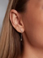Cerceii din argint cu pietre de zirconiu Lunaire îmbină eleganța clasică cu un design fluid și modern. Perfecți pentru un look rafinat în fiecare zi.