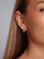 Cerceii din argint cu pietre de zirconiu Lysara îmbină eleganța clasică cu un design fluid și modern. Perfecți pentru un look rafinat în fiecare zi.