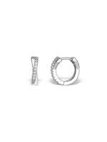 Cercei din argint cu zirconia, într-un design încrucișat – un accesoriu elegant, cu strălucire delicată și un aer sofisticat, potrivit pentru a completa orice ținută, indiferent de ocazie.