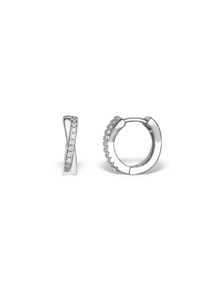 Cercei din argint cu zirconia, într-un design încrucișat – un accesoriu elegant, cu strălucire delicată și un aer sofisticat, potrivit pentru a completa orice ținută, indiferent de ocazie.
