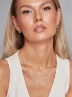 Cercei mici pavé din argint 925 cu zirconiu, eleganți și strălucitori. Bijuterie rafinată, perfectă pentru purtare zilnică sau ocazii speciale.
