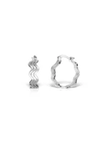 Oferă-ți un plus de rafinament cu cerceii ondulați din argint Sylva, un model modern, fluid și delicat, perfect pentru a-ți completa ținuta de zi cu zi. Livrați într-un ambalaj elegant.