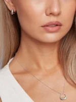 Cercei statement din argint Selma – alegerea perfectă pentru un look cu impact. Design sculptural, luciu puternic și stil inconfundabil. Alege Mestimo