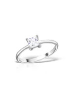 Alege inelul de logodnă Promise din argint 925 cu cubic zirconia, o bijuterie clasică și elegantă, ideală pentru un „DA” plin de emoție. Ambalaj premium!