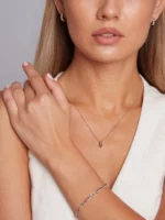 Lanț din argint 925, cu pandantiv fin în formă de lacrimă. Un colier modern, feminin și atemporal, perfect pentru orice ocazie.